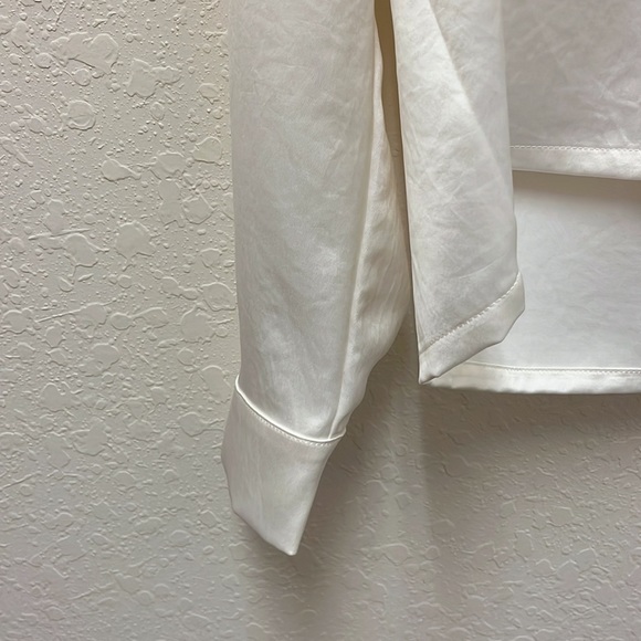 Karen Kane “Long Sleeve Button-Up Shirt
$158.00 size L new with tag - Picture 7 of 9